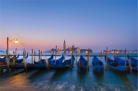 Blurred view of rowboats in harbor Foto de stock - Sin royalties Premium, Código: 649-06533177