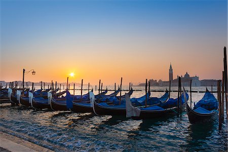 Rowboats docked in harbor Photographie de stock - Premium Libres de Droits, Code: 649-06533178