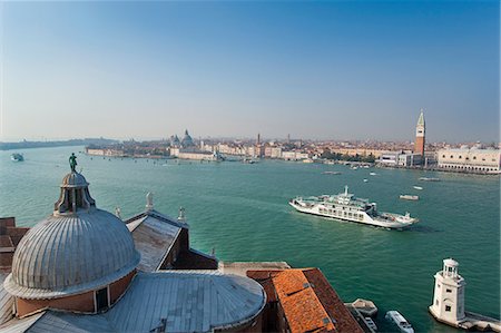 santa maria della salute - Aerial view of ship in urban harbor Foto de stock - Sin royalties Premium, Código: 649-06533179