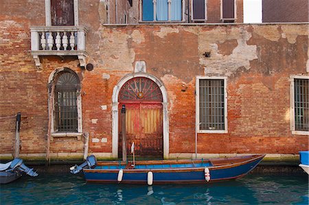 Buildings and boats on urban canal Stock Photo - Premium Royalty-Free, Code: 649-06533171