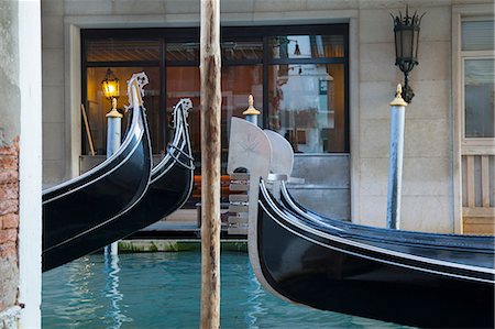 Rowboats docked in urban canal Foto de stock - Sin royalties Premium, Código: 649-06533182