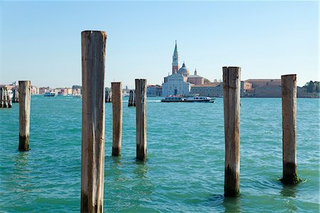 Wooden posts in urban harbor Photographie de stock - Premium Libres de Droits, Code: 649-06533195