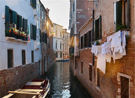 ropa - Buildings and rowboats on urban canal Foto de stock - Sin royalties Premium, Código: 649-06533204