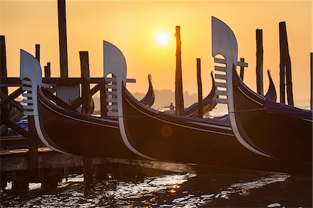 Rowboats docked in harbor Foto de stock - Sin royalties Premium, Código: 649-06533202