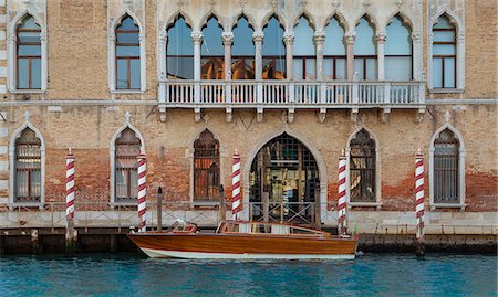 Rowboat and building on urban canal Foto de stock - Sin royalties Premium, Código: 649-06533216