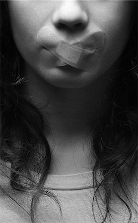 scared teen not illustration not monochrome - Woman with bandage over mouth Foto de stock - Sin royalties Premium, Código: 649-06533227