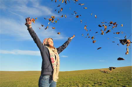 Woman playing in autumn leaves Stockbilder - Premium RF Lizenzfrei, Bildnummer: 649-06533290