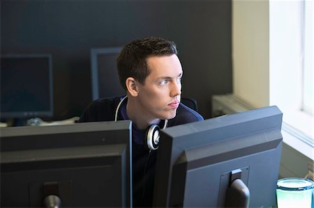 reykjavik - Man using computers at desk Photographie de stock - Premium Libres de Droits, Code: 649-06533308