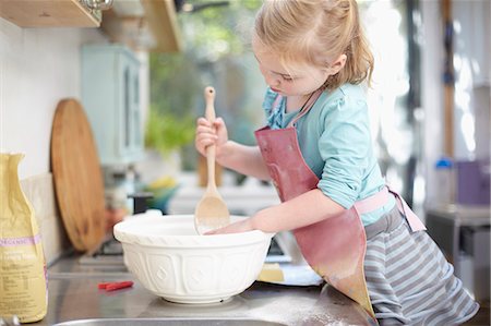 Girl mixing dough in kitchen Foto de stock - Sin royalties Premium, Código: 649-06533339