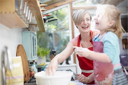 Mother and daughter baking together Photographie de stock - Premium Libres de Droits, Code: 649-06533341