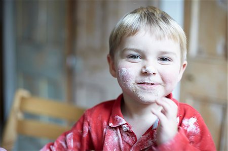 Boys face covered in flour in kitchen Foto de stock - Sin royalties Premium, Código: 649-06533351