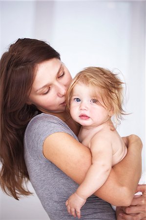 Close up of mother holding daughter Foto de stock - Royalty Free Premium, Número: 649-06533365