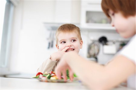 russland - Children eating together at table Stockbilder - Premium RF Lizenzfrei, Bildnummer: 649-06533360