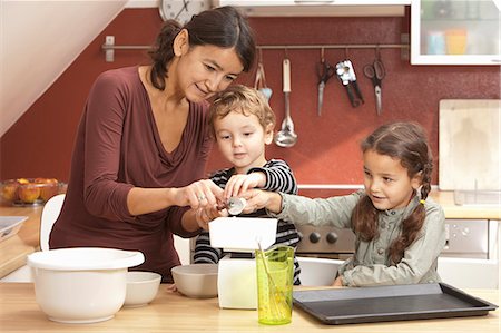 Mother and children cooking in kitchen Photographie de stock - Premium Libres de Droits, Code: 649-06533516
