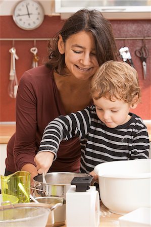 simsearch:649-06532724,k - Mother and son cooking in kitchen Foto de stock - Sin royalties Premium, Código: 649-06533517