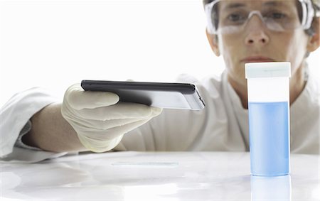 portrait rubber gloves - Scientist using cell phone in lab Photographie de stock - Premium Libres de Droits, Code: 649-06533511