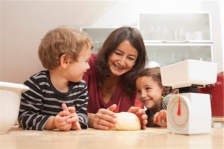 simsearch:649-03292587,k - Mother and children baking in kitchen Photographie de stock - Premium Libres de Droits, Code: 649-06533524