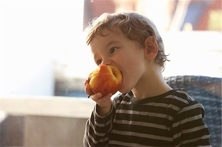 Close up of boy eating apple Photographie de stock - Premium Libres de Droits, Code: 649-06533527