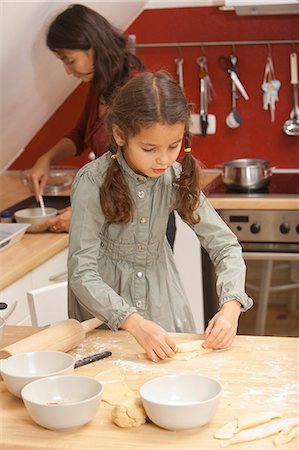 simsearch:693-06435976,k - Mother and daughter baking together Photographie de stock - Premium Libres de Droits, Code: 649-06533532