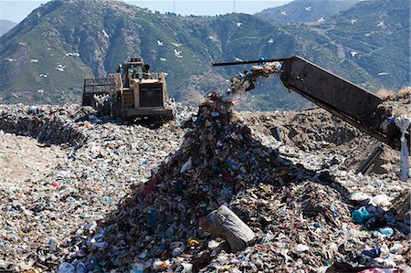 Machinery dumping waste in landfill Foto de stock - Sin royalties Premium, Código: 649-06533597