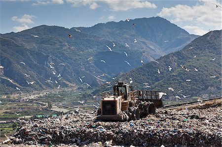sicile - Machinery working on waste in landfill Photographie de stock - Premium Libres de Droits, Code: 649-06533598
