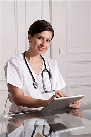 Doctor using tablet computer in office Foto de stock - Sin royalties Premium, Código: 649-06621959