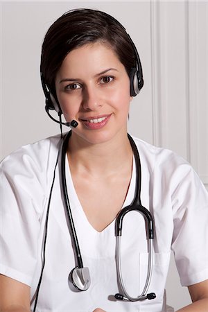 stéthoscope - Doctor talking on headset in office Photographie de stock - Premium Libres de Droits, Code: 649-06621961