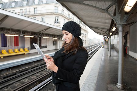 esperar - Woman using tablet computer on platform Foto de stock - Sin royalties Premium, Código: 649-06621973