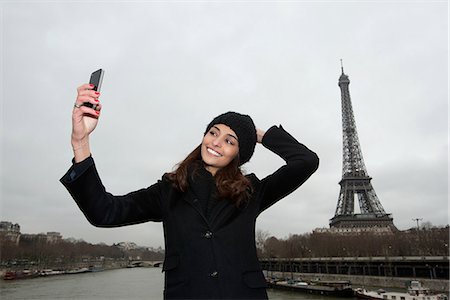 eiffel - Woman taking picture with cell phone Foto de stock - Sin royalties Premium, Código: 649-06621983