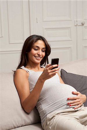 Pregnant woman using cell phone Foto de stock - Sin royalties Premium, Código: 649-06622046