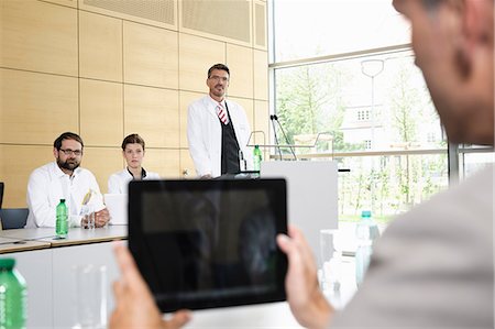 speaker and audience - Businessman using tablet computer Foto de stock - Sin royalties Premium, Código: 649-06622077