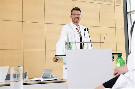 Doctor giving talk in conference room Foto de stock - Sin royalties Premium, Código: 649-06622086