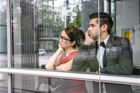 esperar - Couple looking out window Foto de stock - Sin royalties Premium, Código: 649-06622113