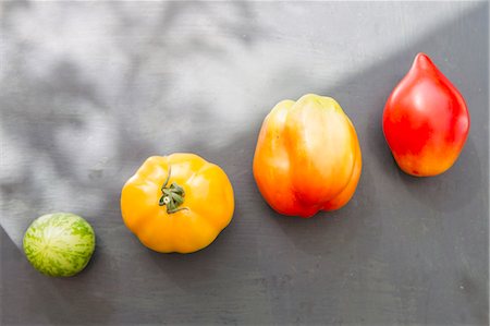 simsearch:700-00028872,k - Colorful varieties of tomato Photographie de stock - Premium Libres de Droits, Code: 649-06622154