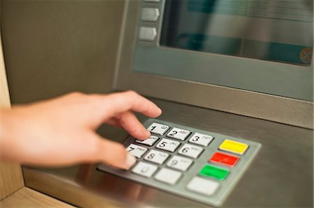 Woman using keypad on ATM Photographie de stock - Premium Libres de Droits, Code: 649-06622175