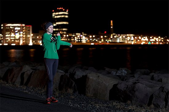 Runner stretching on waterfront at night Foto de stock - Sin royalties Premium, Código de la imagen: 649-06622243