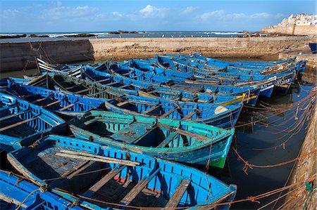 simsearch:841-07355270,k - Blue boats docked in harbor Photographie de stock - Premium Libres de Droits, Code: 649-06622268