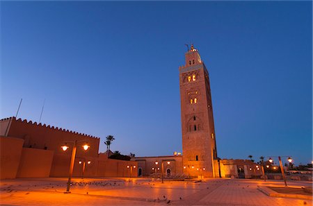 Tower overlooking courtyard at dusk Stock Photo - Premium Royalty-Free, Code: 649-06622261