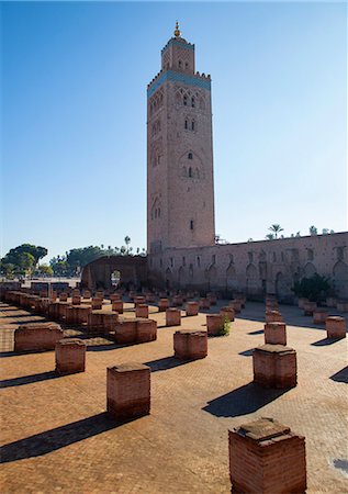 Tower overlooking courtyard Stock Photo - Premium Royalty-Free, Code: 649-06622271