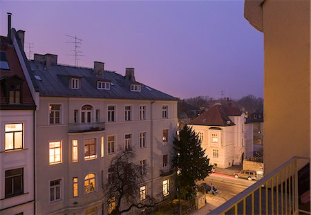 european community - Apartment buildings lit up at night Photographie de stock - Premium Libres de Droits, Code: 649-06622286