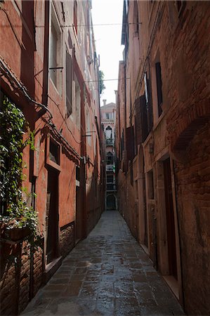 european cobbled street - Buildings in urban alleyway Stock Photo - Premium Royalty-Free, Code: 649-06622349