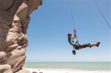 extreme - Rock climber abseiling jagged cliff Foto de stock - Sin royalties Premium, Código: 649-06622376