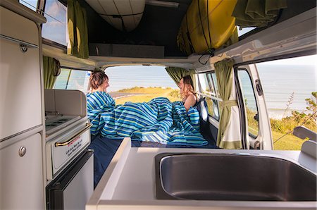 Couple under comforter in trailer Stockbilder - Premium RF Lizenzfrei, Bildnummer: 649-06622377