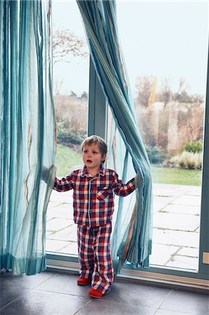 pyjamas (sleepwear with pants) - Boy in pajamas playing in curtain Foto de stock - Sin royalties Premium, Código: 649-06622413
