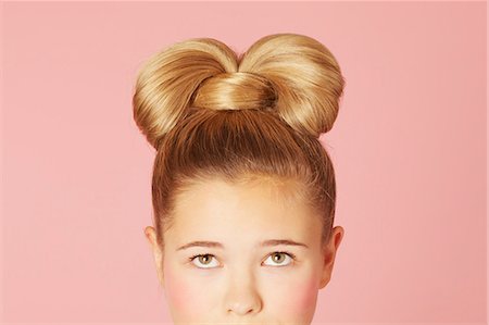 porfiado - Teenage girl with ornate hairdo Foto de stock - Sin royalties Premium, Código: 649-06622444