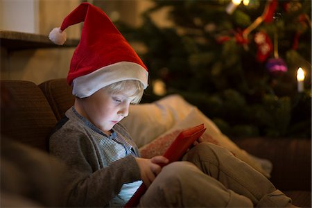 simsearch:649-06622549,k - Boy in Santa hat using tablet computer Stockbilder - Premium RF Lizenzfrei, Bildnummer: 649-06622458