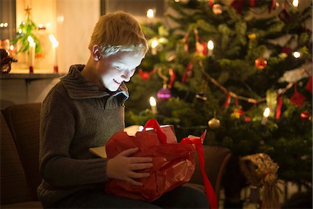 simsearch:632-06118726,k - Smiling boy opening Christmas present Photographie de stock - Premium Libres de Droits, Code: 649-06622461