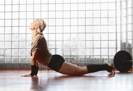 stretching exercise - Woman practicing yoga in gym Foto de stock - Sin royalties Premium, Código: 649-06622489