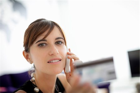Businesswoman shopping on phone Stockbilder - Premium RF Lizenzfrei, Bildnummer: 649-06622522