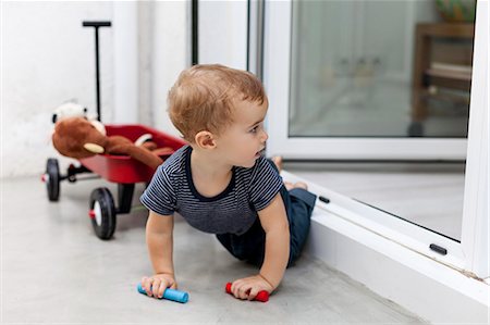 people with stuffed animals - Boy crawling out back door Stock Photo - Premium Royalty-Free, Code: 649-06622538